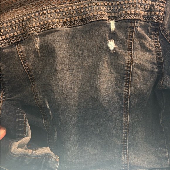 Chic Embroidered Jean Jacket - Picture 6 of 6